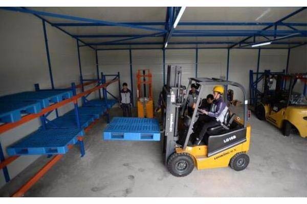 塑料托盤叉車配合作業(yè) 塑料托盤叉車配合作業(yè)